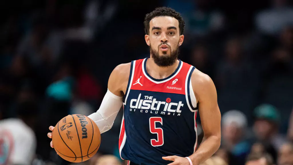 phoeniz suns signs with tyus jones